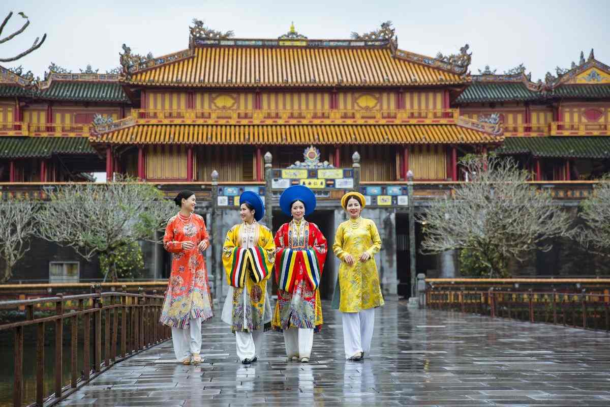 can I travel Vietnam without a tour guide